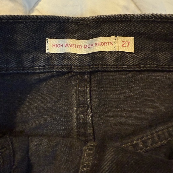 Levi’s High Waisted Mom Shorts - Picture 3 of 3